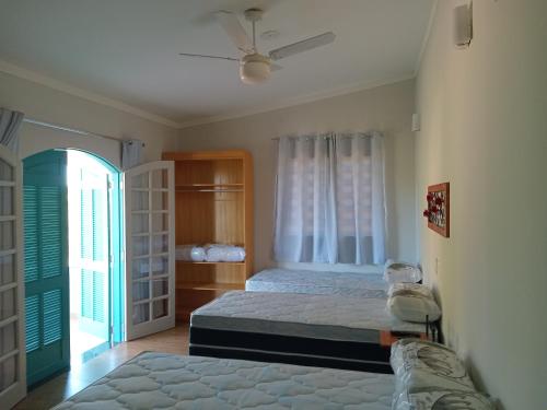 a bedroom with a bed and a window at Pousada das Colinas in Águas de Lindóia
