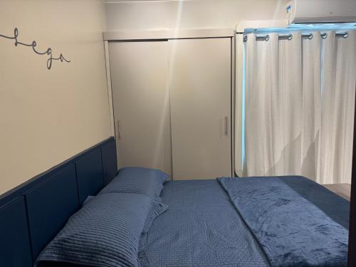 een slaapkamer met een bed en een schuifdeur bij Apto moderno, aconchegante e bem localizado, próximo a P Federal, ENAP, LBV, Aeroporto na Asa Sul - Brasília in Brasilia