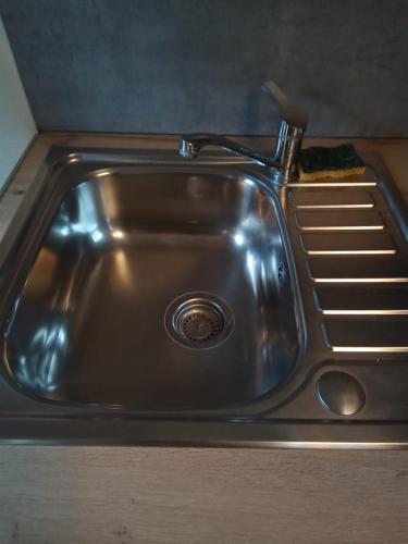 - un évier de cuisine avec un robinet dans l'établissement Studio Centre-Ville with shared toilets, à Chambéry