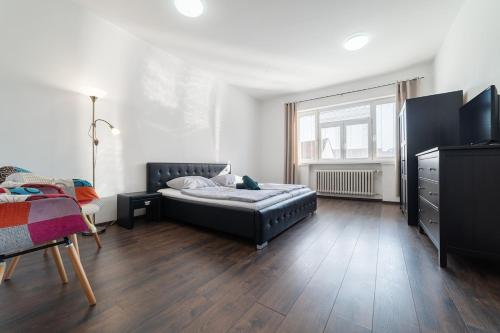 A bed or beds in a room at No8 Spacious City Center Apartment