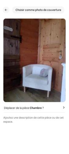 une photo d'une chaise blanche dans une chambre dans l'établissement appartement 2 chambres au chalet, à Puessans