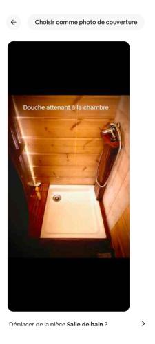 - une photo d'une salle de bains avec lavabo dans la chambre dans l'établissement appartement 2 chambres au chalet, à Puessans
