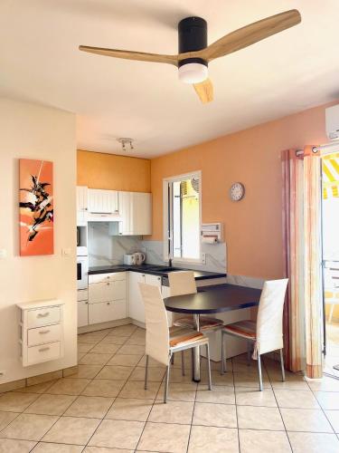 une cuisine et une salle à manger avec une table et des chaises dans l'établissement Le petit paradis avec vue mer, à Ajaccio