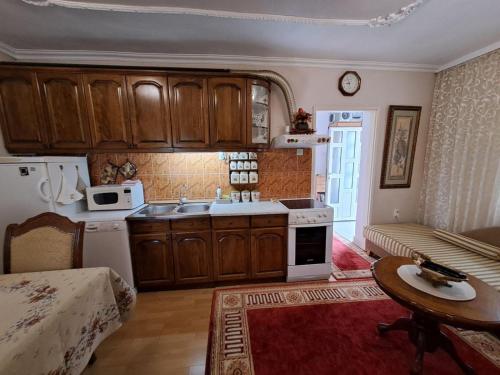 una cocina con fregadero y estufa horno superior en Apartment White, en Bijela