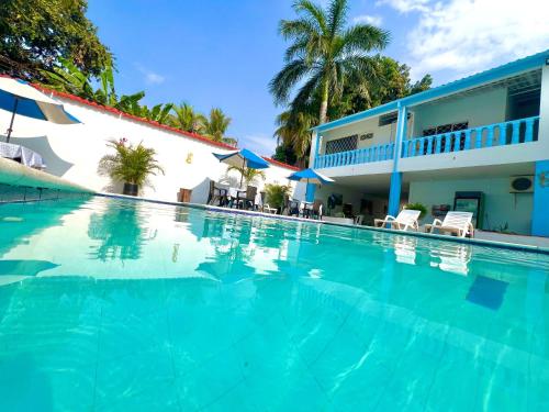 a swimming pool in front of a building at El Podio, casa quinta vacacional Ricaurte in Ricaurte