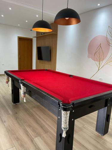 Meja biliard di Casa Moderna com Itens de Lazer
