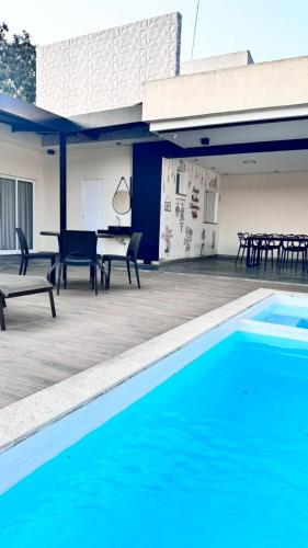 Kolam renang di atau dekat dengan Casa Moderna com Itens de Lazer