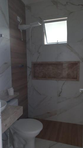 Bilik mandi di Casa Moderna com Itens de Lazer