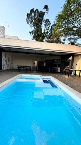 Kolam renang di atau dekat dengan Casa Moderna com Itens de Lazer