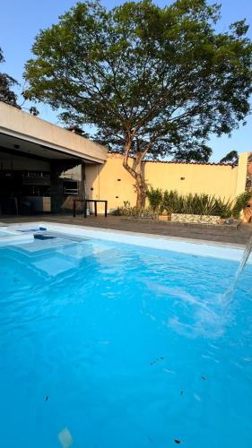 Kolam renang di atau dekat dengan Casa Moderna com Itens de Lazer