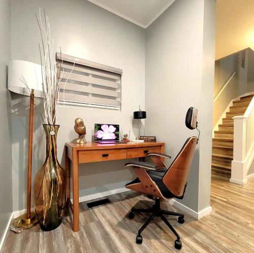 a home office with a desk and a chair at Hawaii-Peg in Winnipeg