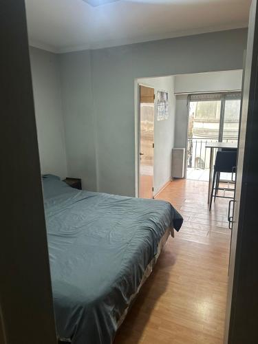 una camera con letto e una camera con tavolo di Departamentos frente Andrey si mascotas a Mar del Plata