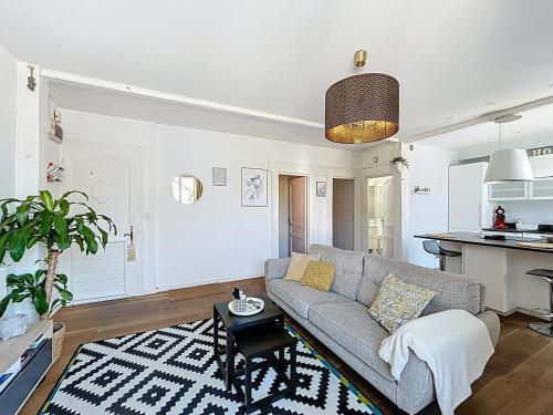 un salon avec un canapé et une cuisine dans l'établissement Appartement de charme Erdizka classé 3 étoiles, à Bayonne