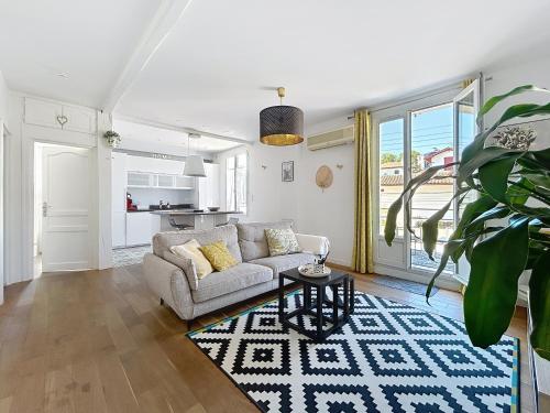 un salon avec un canapé et une table dans l'établissement Appartement de charme Erdizka classé 3 étoiles, à Bayonne