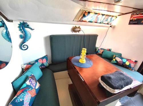 Ruang duduk di Bateau Voilier Rochefort