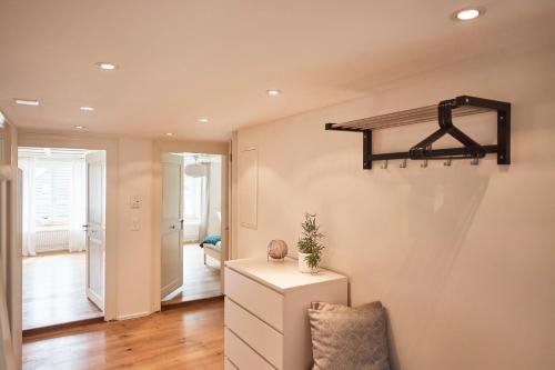 a living room with a shelf on the wall at fabrikzeit-bijou-glarus - Blick auf Berge in Glarus