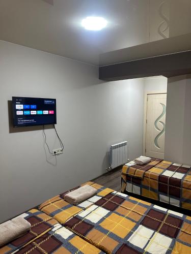 Una cama o camas en una habitación de ART HOLE