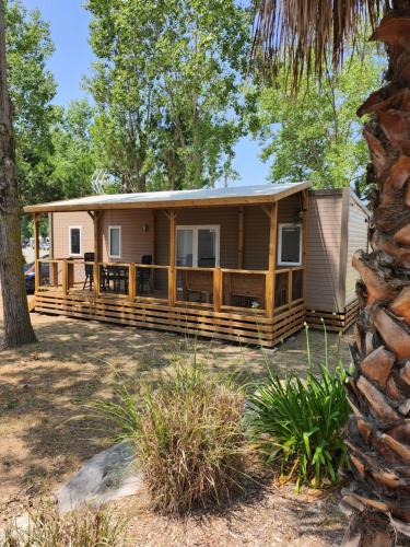 Mobil home luxe 3 ch dont une suite parentale clim terrasse bois couverte La Yole 5 étoiles