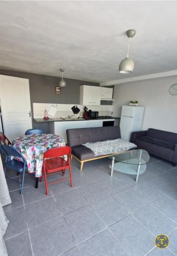 un salon avec un canapé et une table dans l'établissement loft de la calade, à Frontignan