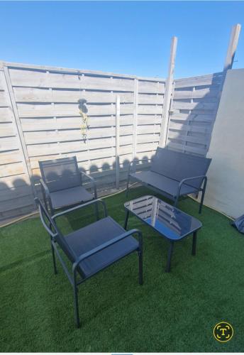 - deux chaises bleues et une table sur un balcon dans l'établissement loft de la calade, à Frontignan