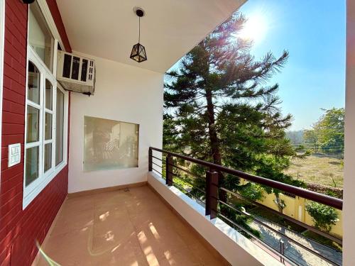 Ein Balkon oder eine Terrasse in der Unterkunft Ganga Moksha Homestay