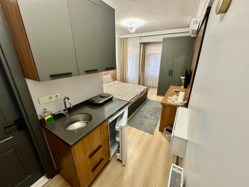 Un baño con lavabo y una cama en una habitación. en Asil house, en Estambul