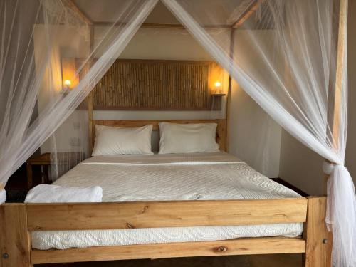 Una cama o camas en una habitación de Little Monkey Camp