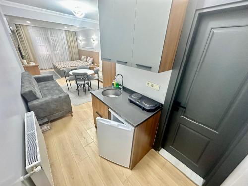cocina pequeña con fregadero y sala de estar en Asil house, en Estambul