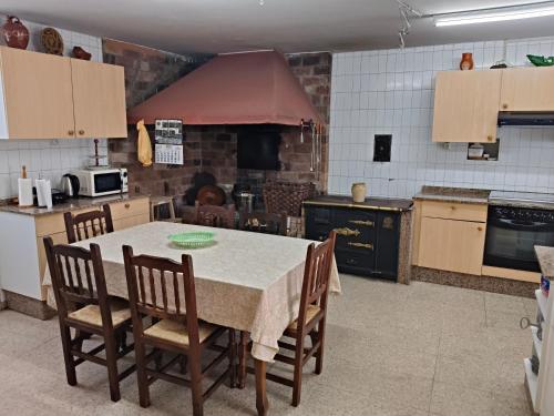 Η κουζίνα ή μικρή κουζίνα στο Casa rural con amplio terreno privado
