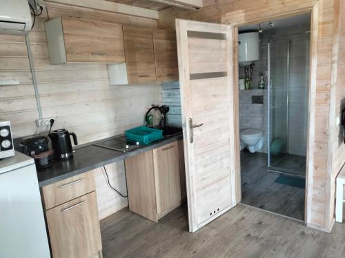 Kuchyň nebo kuchyňský kout v ubytování Domek letniskowy Ada, Gabrysia, Alan Wieleń-Osłonin, 300 metrów od plaży