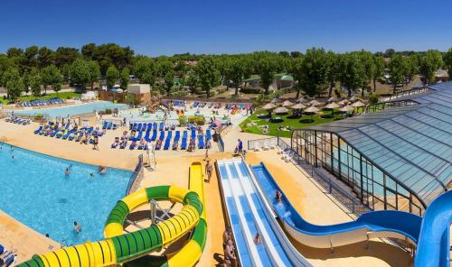 une vue aérienne d'un parc aquatique avec un toboggan aquatique dans l'établissement Mobil home luxe 3 ch dont une suite parentale clim terrasse bois couverte La Yole 5 étoiles, à Vendres