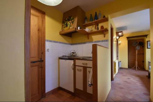 une cuisine avec des murs jaunes et un comptoir. dans l'établissement Gîte du Netz, à Appeville