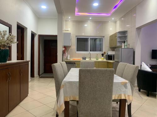 a kitchen with a table and chairs and a kitchen with a kitchen at Bilene Beach House in Vila Praia Do Bilene