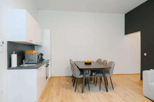 Homey 2BR perfect for 4-6 metro close to Naschmarkt
