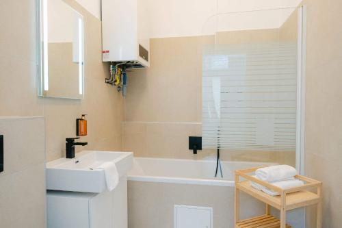 Homey 2BR perfect for 4-6 metro close to Naschmarkt
