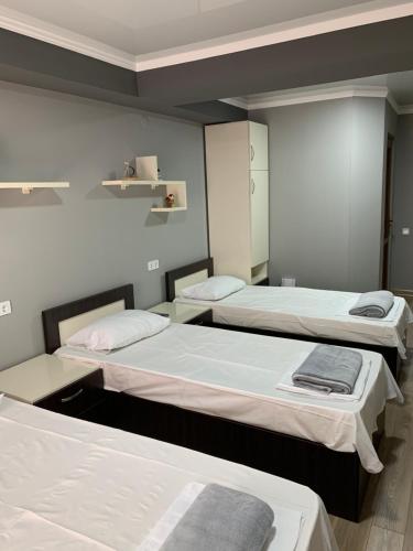Una cama o camas en una habitación de ART HOLE