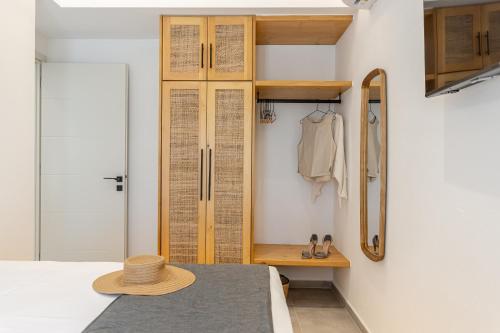 a room with a closet with a hat on a table at Alkema Horizon in Philotium