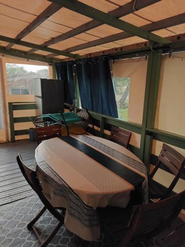 une chambre avec une table et des chaises sur une terrasse dans l'établissement Charmant mobilhome au camping La Lande, à Mimizan