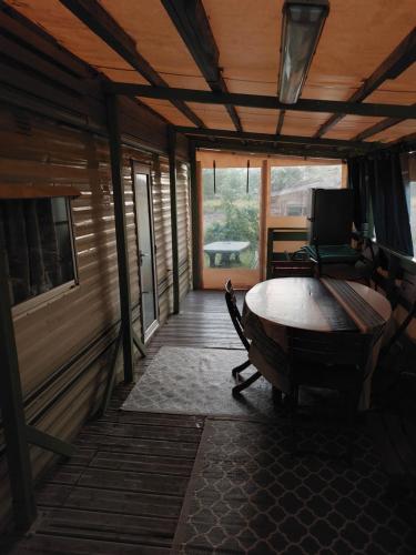 un salon avec une table et un canapé dans l'établissement Charmant mobilhome au camping La Lande, à Mimizan