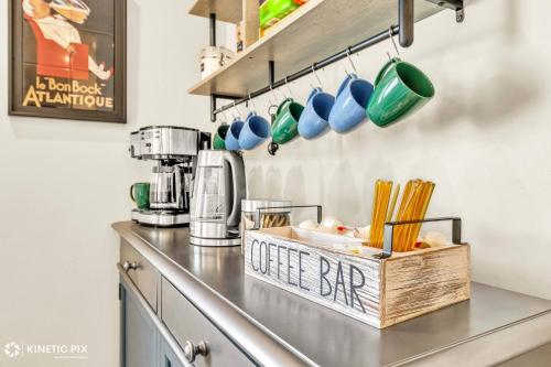 Dapur atau dapur kecil di Sleeps 10 + Coffee bar + Game Room + Train to CHGO