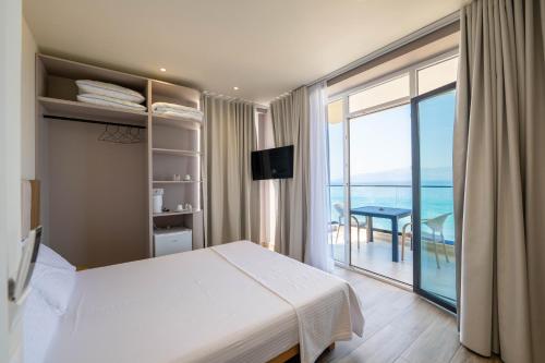 Postel nebo postele na pokoji v ubytování Mari Al Deluxe Saranda