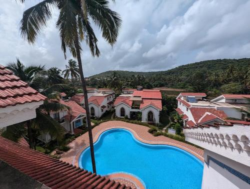 una vista aerea di una casa con piscina di 2BHK Flat in Arpora, 10 mins from Baga Beach ad Arpora