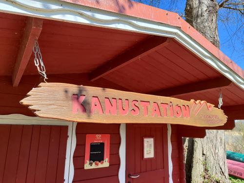 a sign on the side of a building at TinyHouse "Comet" am See, an der Mecklenburger Seenplatte in Fürstenberg-Havel