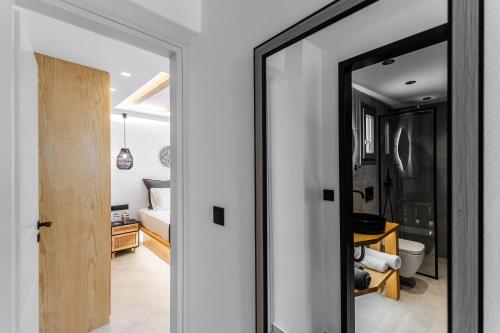 a hallway with a door leading to a bedroom at Alkema Horizon in Philotium