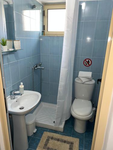 Ein Badezimmer in der Unterkunft Helios Rooms