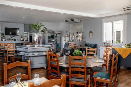 a dining room with a table and chairs at L Escale in Ports