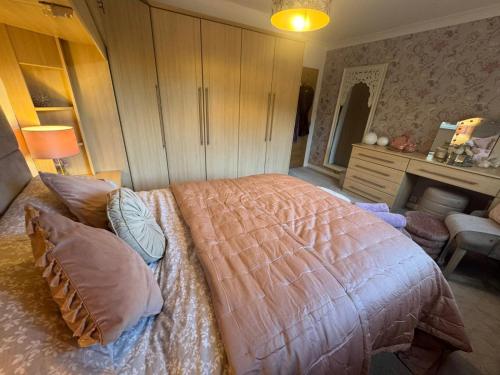 Ein Bett oder Betten in einem Zimmer der Unterkunft Enchanting Haven