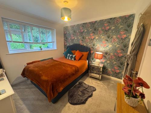 Ein Bett oder Betten in einem Zimmer der Unterkunft Enchanting Haven