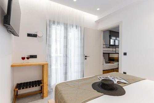 a bedroom with a bed with a hat on it at Alkema Horizon in Philotium
