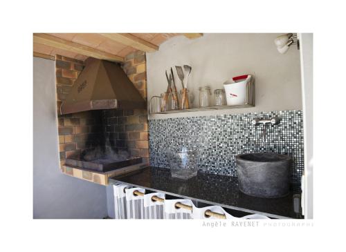 une cuisine avec une cuisinière et un comptoir dans l'établissement villa méditerranée, à Puissalicon